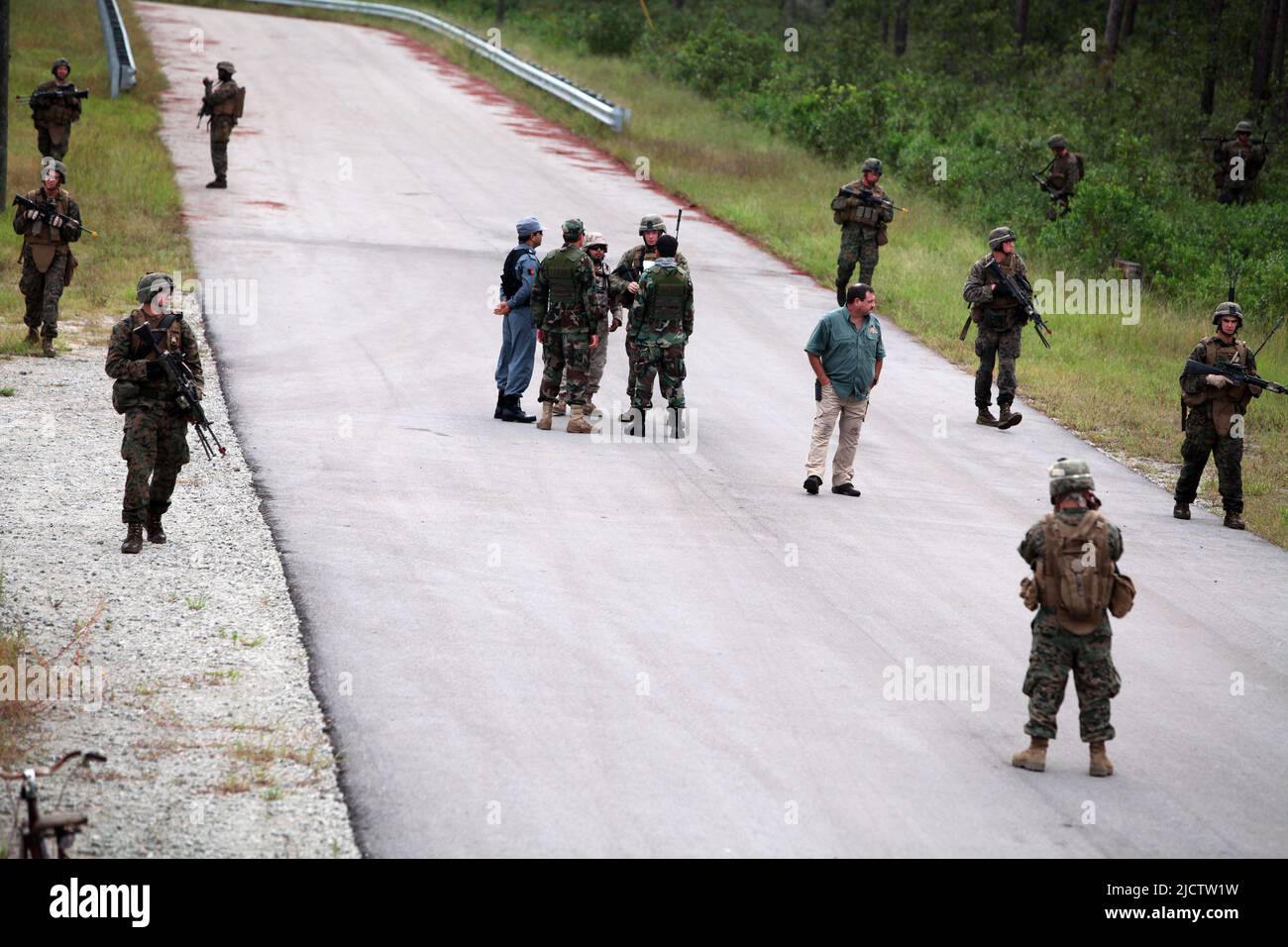 US-Marineinfanteristen mit 1. Bataillons, 8. Marine Regiment (1/8), 2D Marine Division, patrouillieren während ihres Deployment Forward Training (DFT) an Bord von Camp Leje Stockfoto