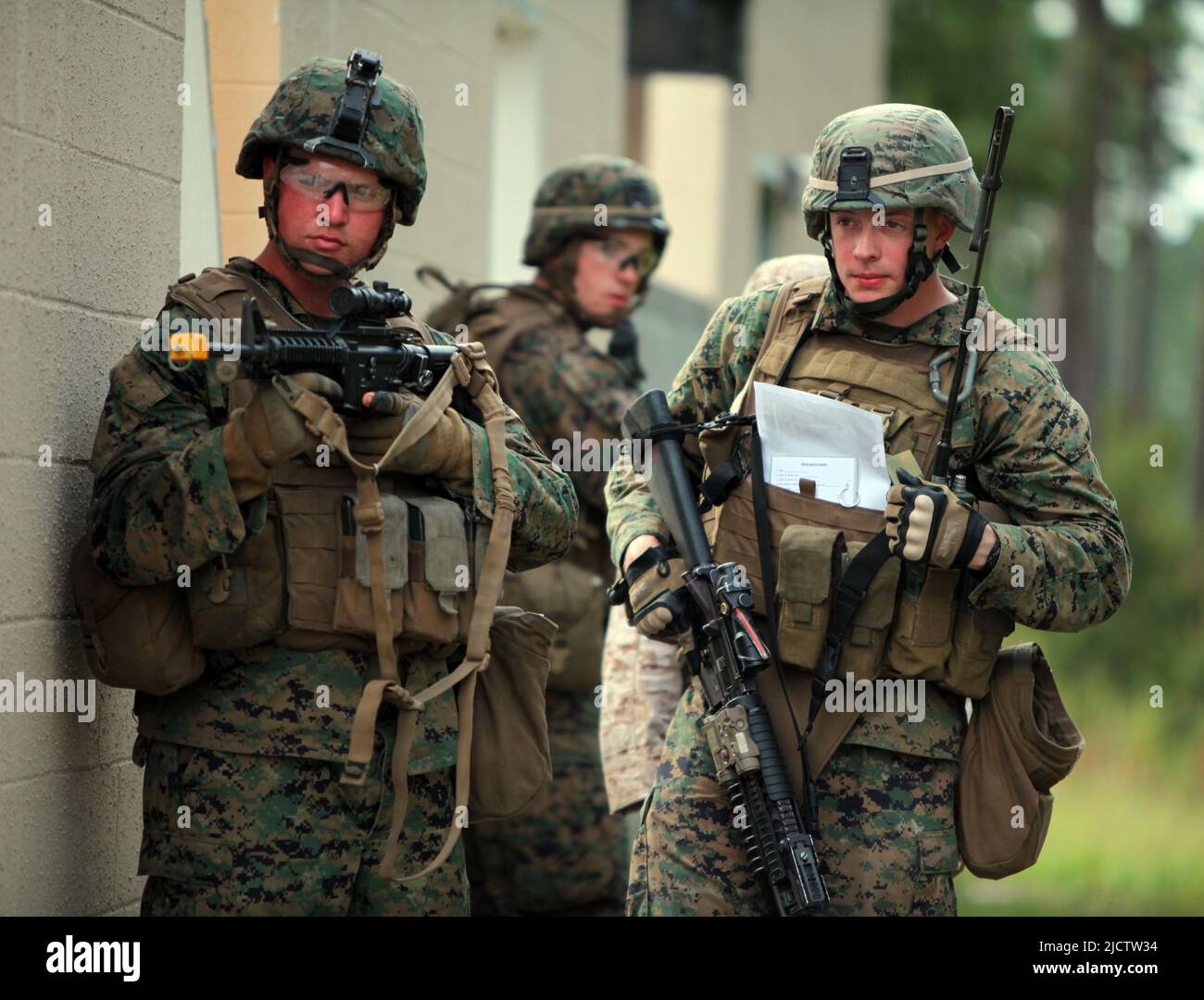 U.S. Marines mit 1. Bataillon, 8. Marine Regiment (1/8), 2D Marine Division, räumt während seines Deployment Forward Training (DFT) an Bord seine Ecke Stockfoto