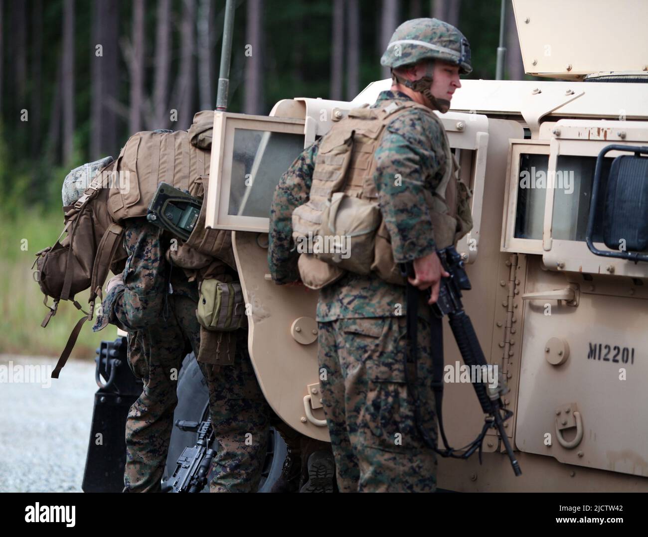 US-Marineinfanteristen mit 1. Bataillons, 8. Marine Regiment (1/8), 2D Marine Division, lädt eine verwundete Marine in ein hochmobiles Mehrzweckfahrrad-Vehi Stockfoto