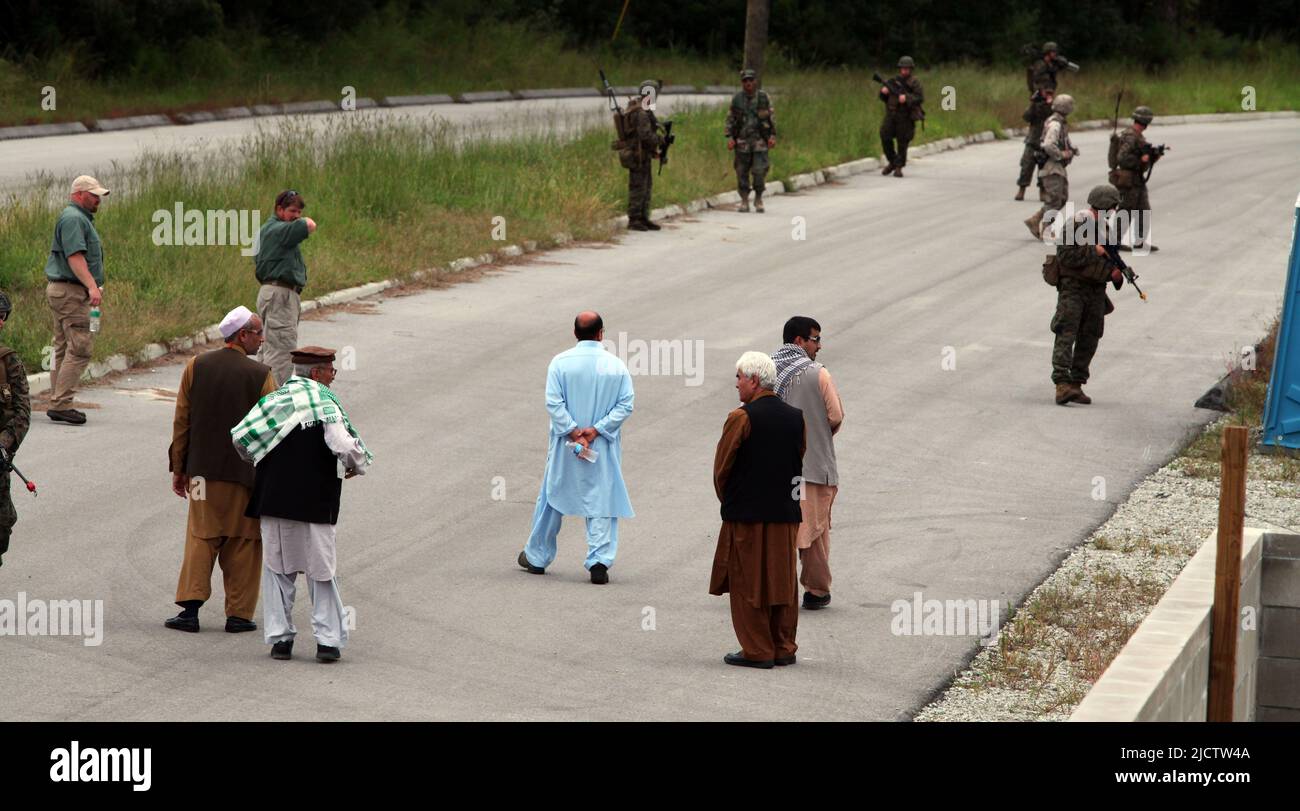 US-Marineinfanteristen mit 1. Bataillons, 8. Marine Regiment (1/8), 2D Marine Division, patrouillieren während ihres Deployment Forward Training (DFT) an Bord von Camp Leje Stockfoto