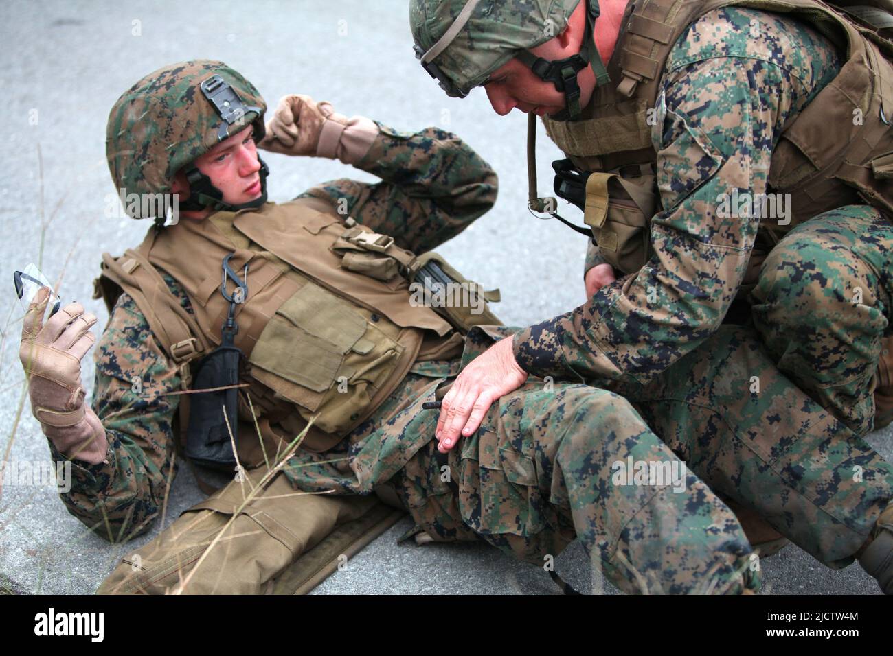 Eine US-Marine mit 1. Bataillons, 8. Marine Regiment (1/8), 2D Marine Division, wendet erste Hilfe an eine verwundete Marine während ihres Deployment Forward an Stockfoto
