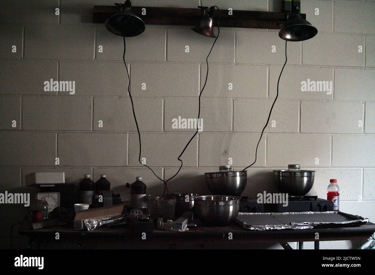 Eine selbstgemachte Sprengstofffabrik wurde von US-Marineinfanteristen mit 1. Bataillons, 8. Marine Regiment (1/8) und 2D Marine Division während ihrer Einsatzforwa gefunden Stockfoto