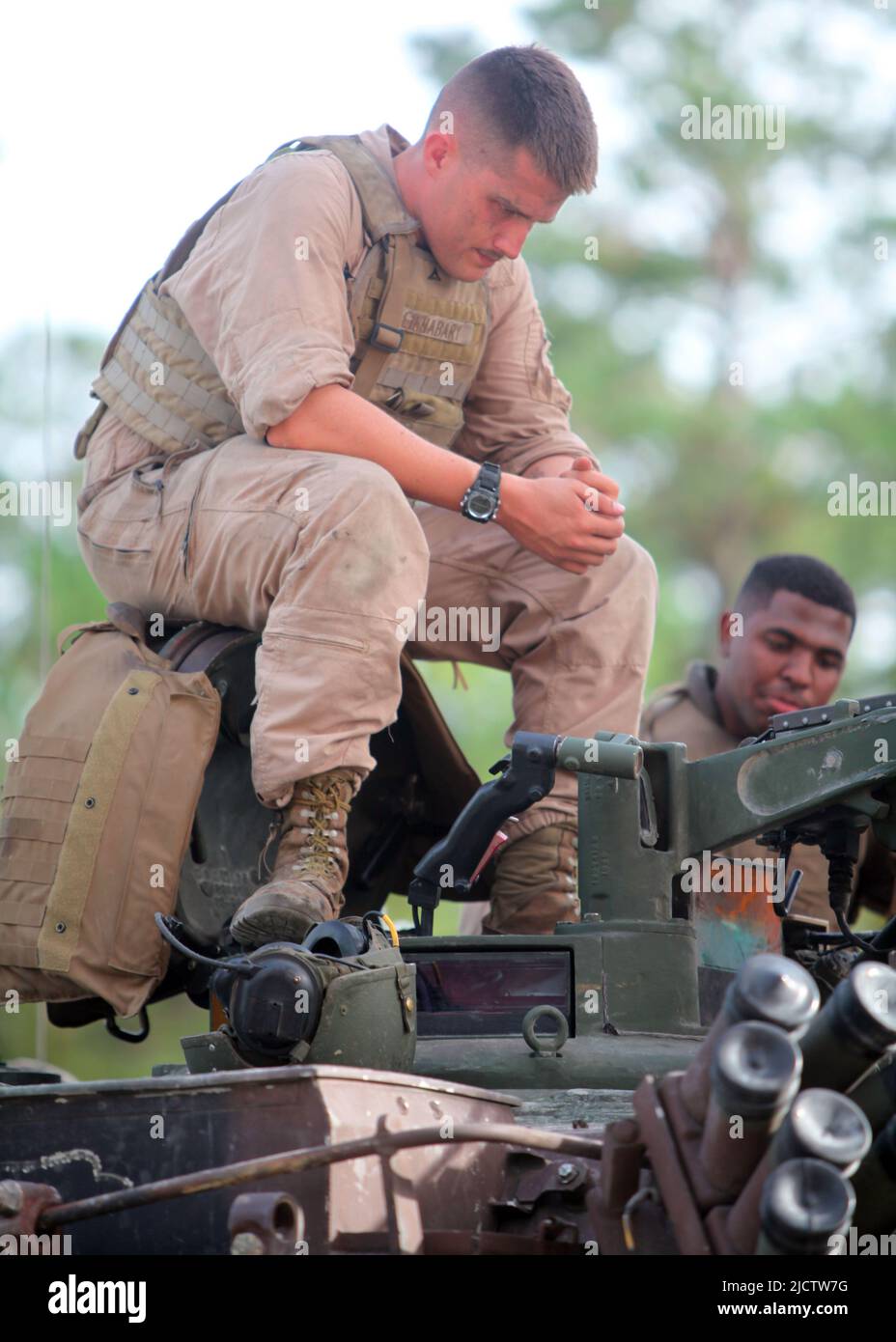 Eine US-Marine mit 2D Panzerbataillons, 2D Marine Division, wartet während ihres Deployment Forward Training (DFT) an Bord von Camp Lej auf ihre nächste Bewegung Stockfoto