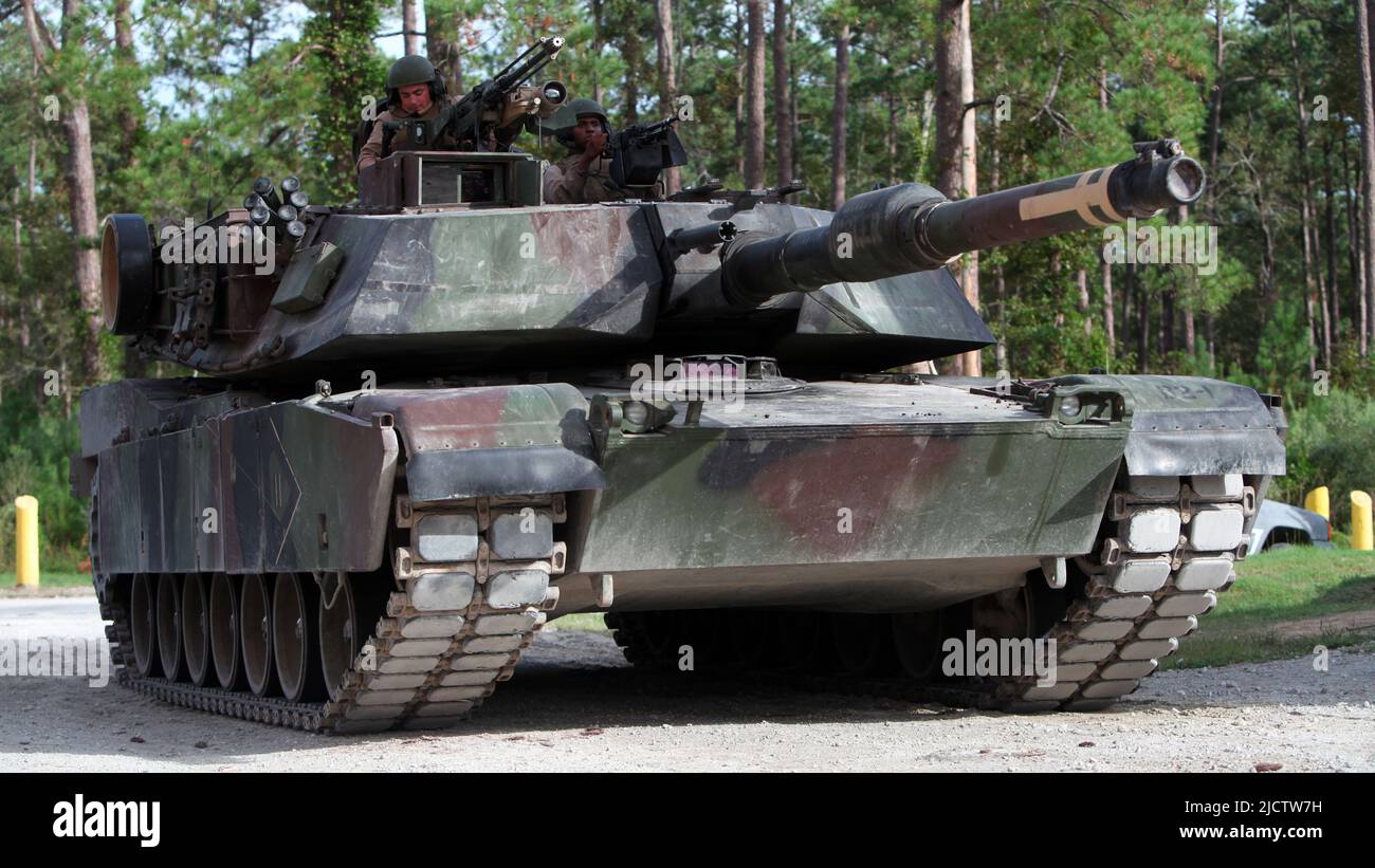 US-Marineinfanteristen mit 2D Panzerbataillons, 2D Marine Division, machen sich bereit, während ihres Deployment Forward Training (DFT) an Bord von Camp Lejeune, N.C, auszuziehen Stockfoto
