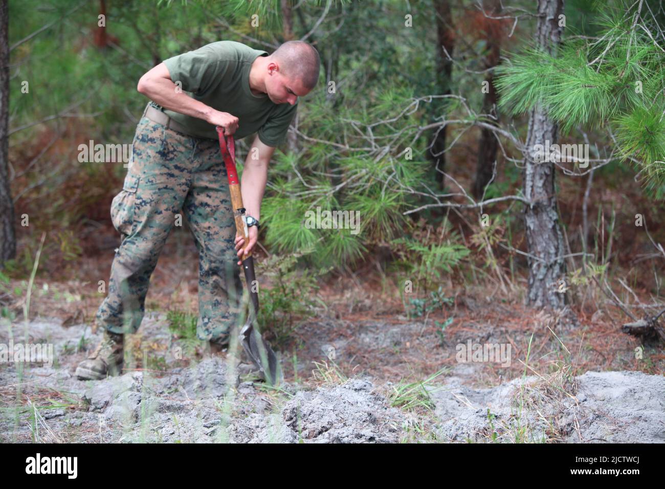 Ein US-Marine mit Bravo Company, 1. Bataillon, 8. Marine Regiment (1/8), 2D Marine Division, beginnt, sein Kampfloch in der Landing Zone (LZ) O zu graben Stockfoto