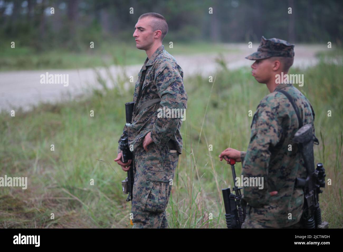 US-Marineinfanteristen mit Bravo Company, 1. Bataillon, 8. Marine Regiment (1/8), 2D Marine Division, erhalten Anweisungen zu Kampfmanövern auf LAN Stockfoto