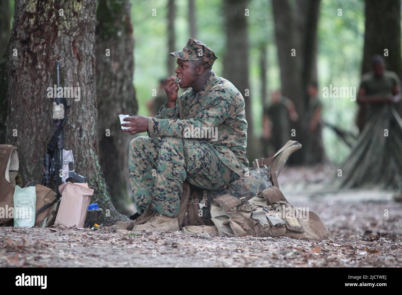 Eine US-Marine mit Charlie Company, 1. Bataillon, 8. Marine Regiment (1/8), 2D Marine Division, isst während ihres Einsatzforkrieges Chow auf Bereich L5 Stockfoto