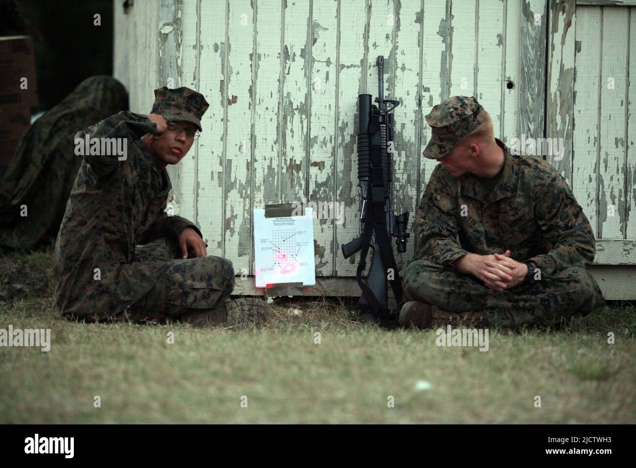 US-Marineinfanteristen mit Charlie Company, 1. Bataillon, 8. Marine Regiment (1/8), 2D Marine Division, haben ihre Gewehre gesichtet, um ihren Akku zu erhalten Stockfoto