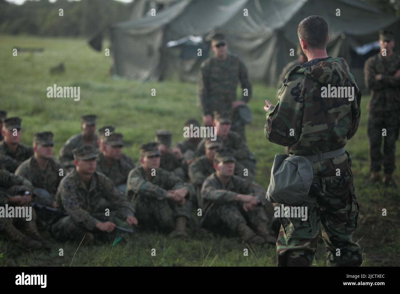 US Marine Corps Chief Warrant Officer 2 Jason G. Smith (rechts) mit Hauptsitz und Service Company, 1. Bataillon, 8. Marine Regiment (1/8), 2D. März Stockfoto