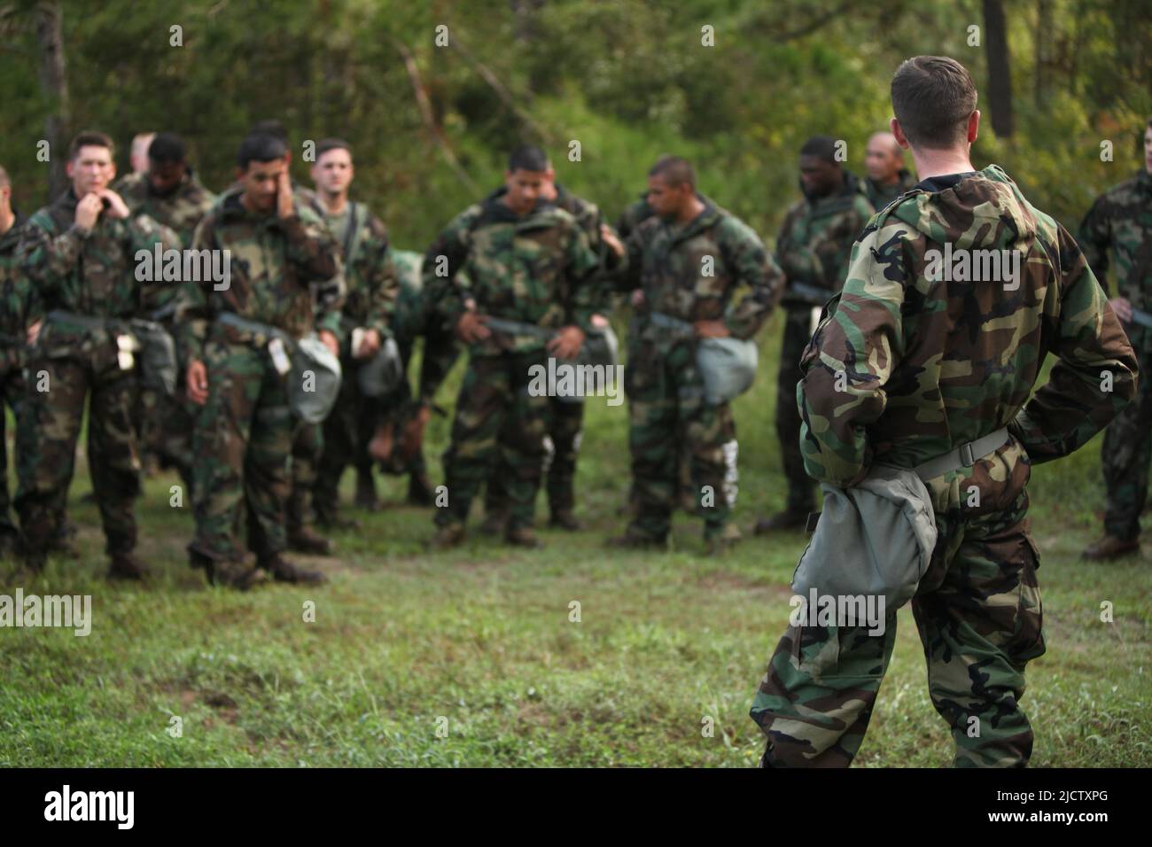 US Marine Corps Chief Warrant Officer 2 Jason G. Smith (rechts) mit Hauptsitz und Service Company, 1. Bataillon, 8. Marine Regiment (1/8), 2D. März Stockfoto