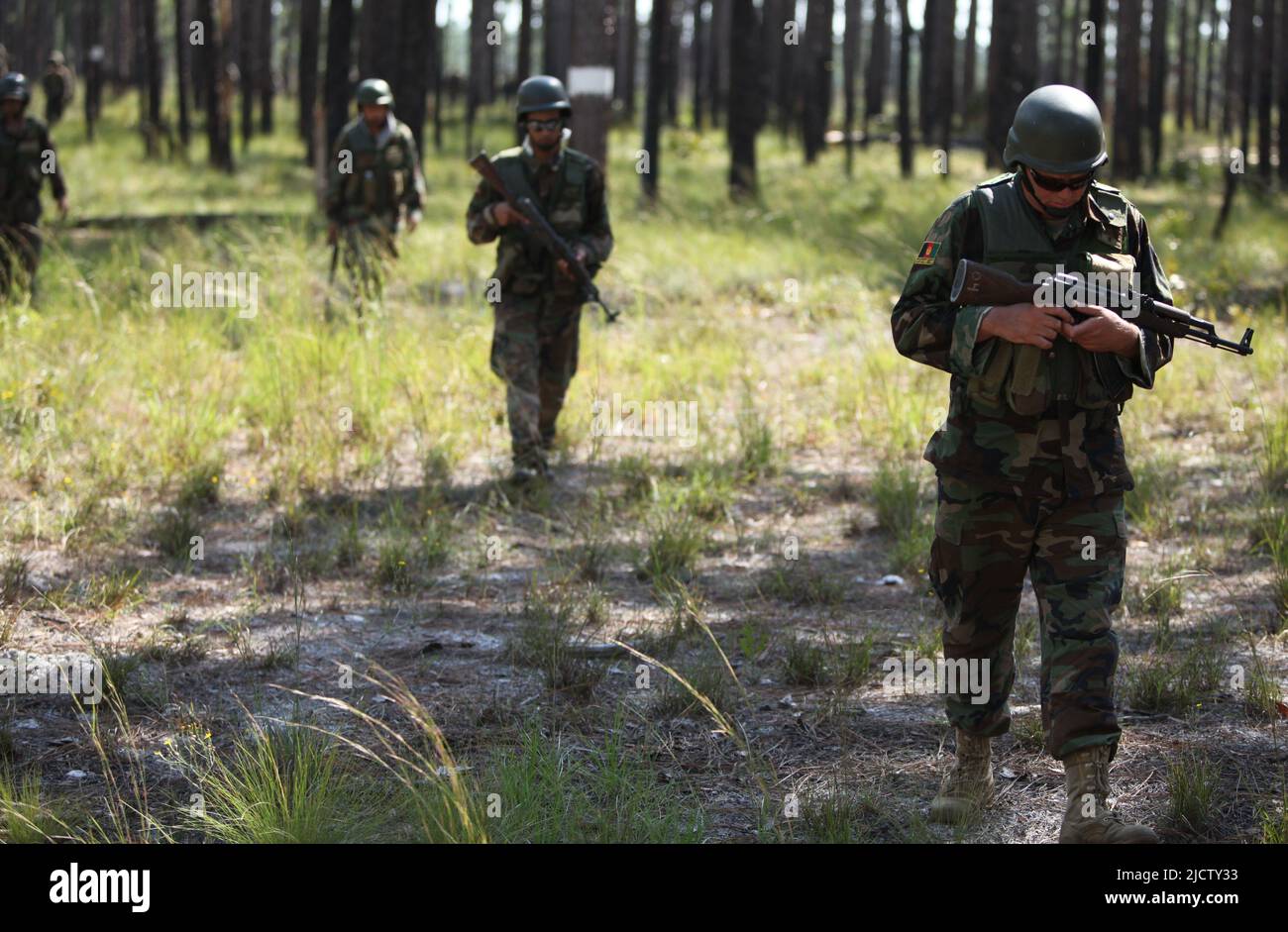 Zivile Rollenspieler, die als Soldaten der Nationalarmee Afghanistans agieren, patrouillieren mit US-Marineinfanatiker mit Charlie Company, 1. Bataillon, 8. Marine Regiment ( Stockfoto