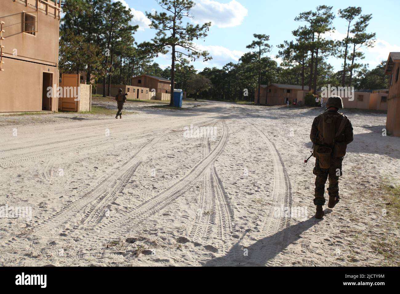 US-Marineinfanteristen mit Charlie Company, 1. Bataillon, 8. Marine Regiment (1/8), 2D Marine Division, laufen in Formation, während sie auf Patrouille im Kampf gegen die Stockfoto