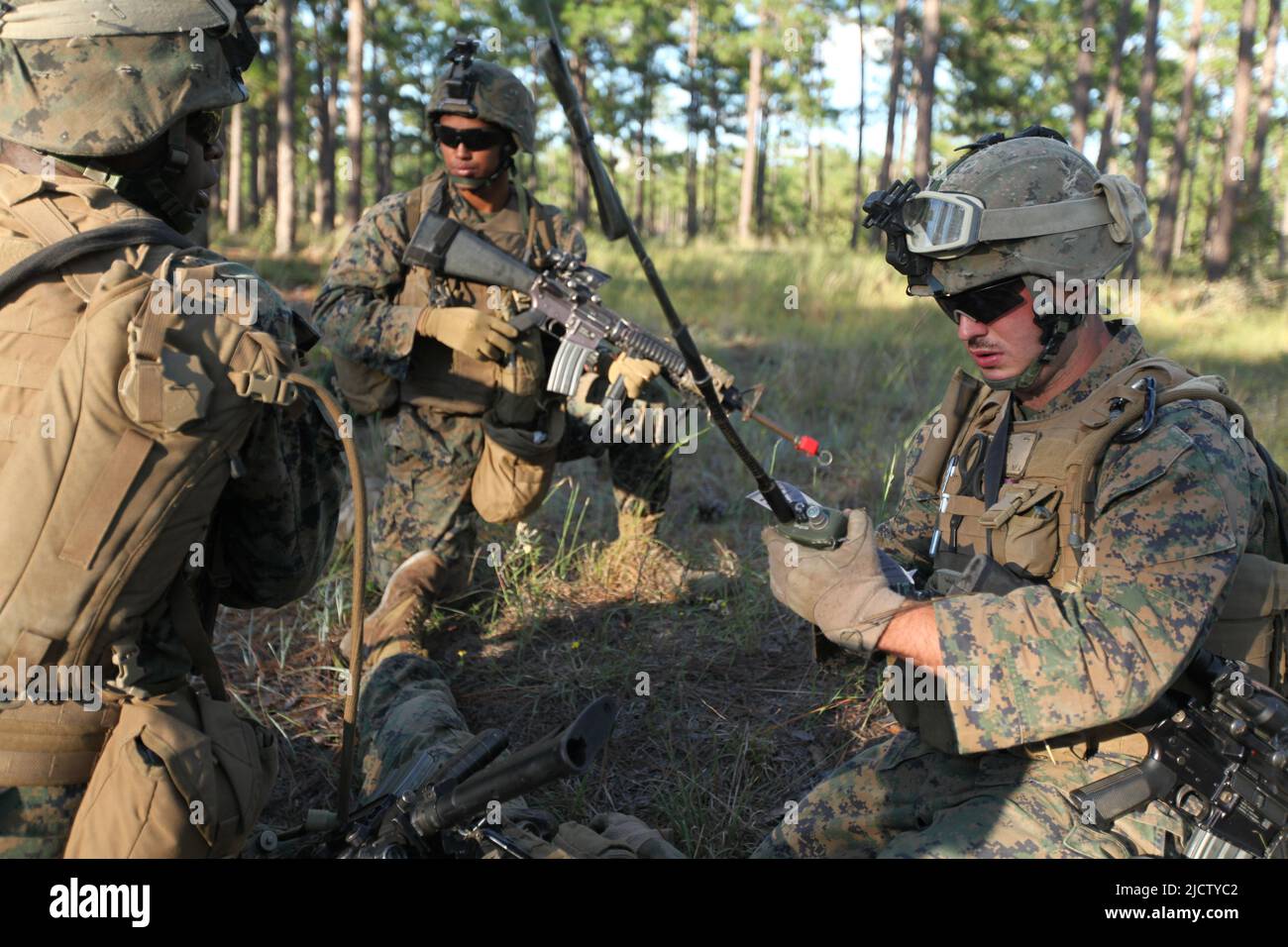 Eine US-Marine mit Charlie Company, 1. Bataillon, 8. Marine Regiment (1/8), 2D Marine Division, ruft in einer Notaufnahme neun Zeilen, um das Kommando Op Stockfoto