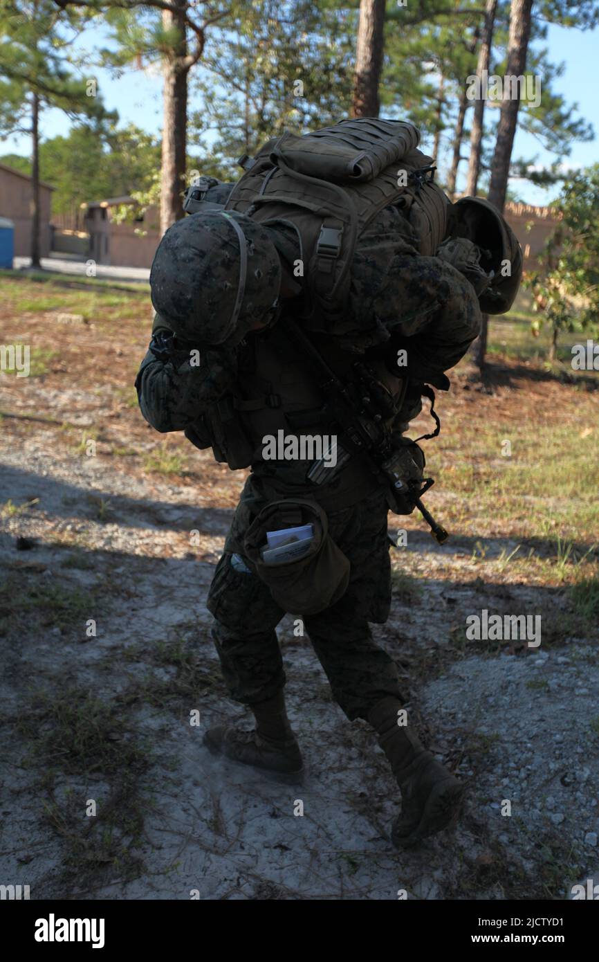 Ein US-Marine mit Charlie Company, 1. Bataillon, 8. Marine Regiment (1/8), 2D Marine Division, trägt ein simuliertes Opfer vom Schlachtfeld Stockfoto