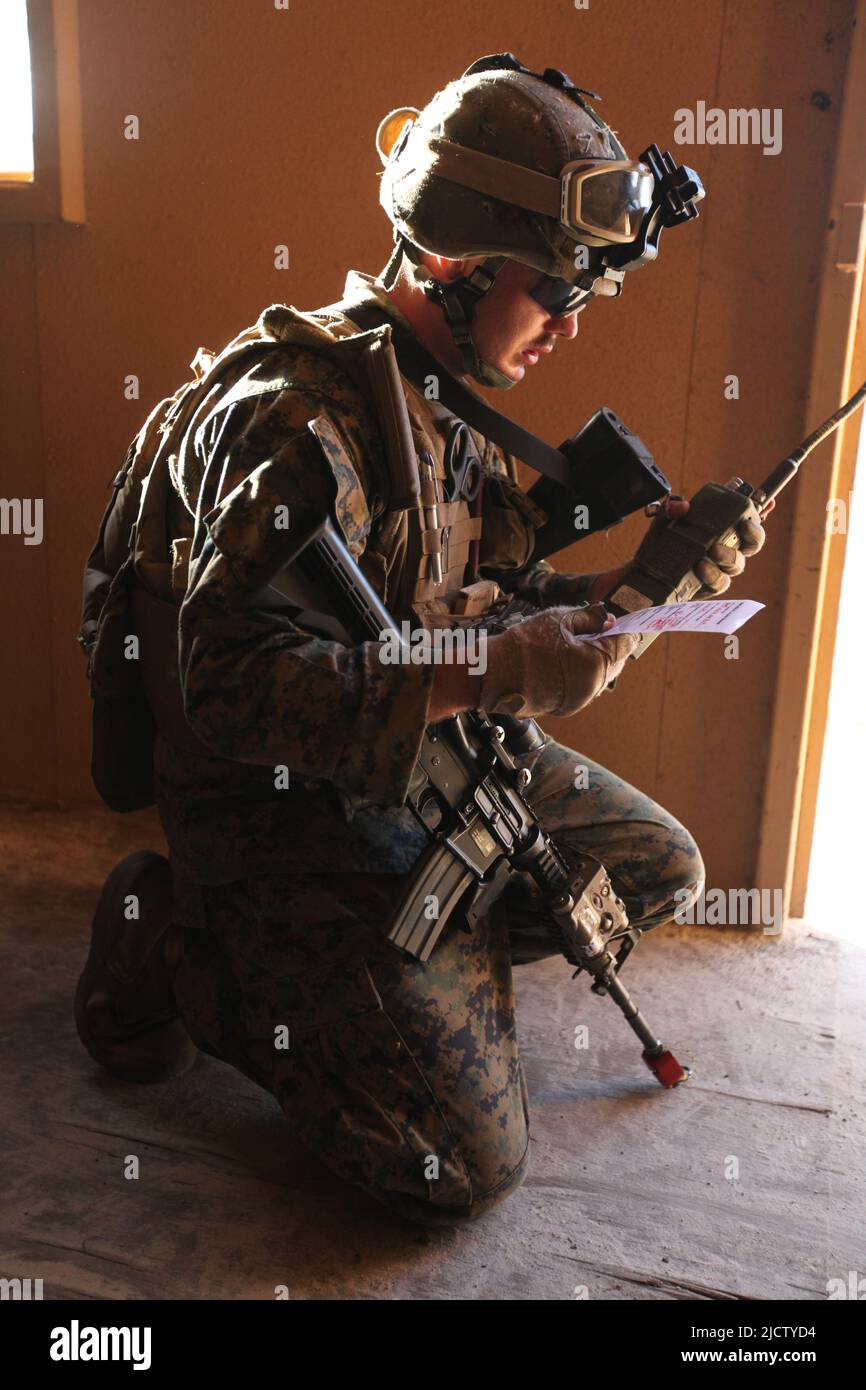 Eine US-Marine mit Charlie Company, 1. Bataillon, 8. Marine Regiment (1/8), 2D Marine Division, ruft in einer Notaufnahme neun Zeilen, um das Kommando Op Stockfoto