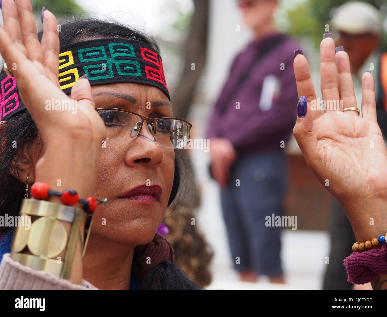 Indische Frau hebt die Hände, als hundert indigene Frauen aus 20 Ländern des amerikanischen Kontinents eine Heilungszeremonie zum Gedenken an den Internationalen Tag zur Beseitigung der Gewalt gegen Frauen durchführen. Stockfoto
