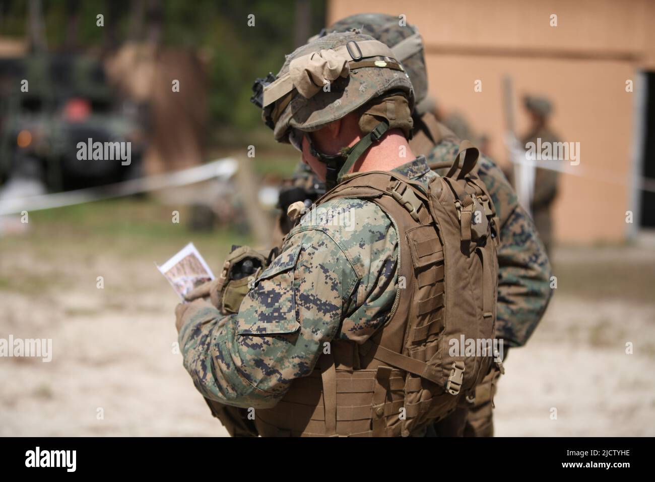 US-Marineinfanteristen mit Charlie Company, 1. Bataillon, 8. Marine Regiment (1/8), 2D Marine Division, überprüfen auf einer Patrouille eine Karte von Combat Town Stockfoto
