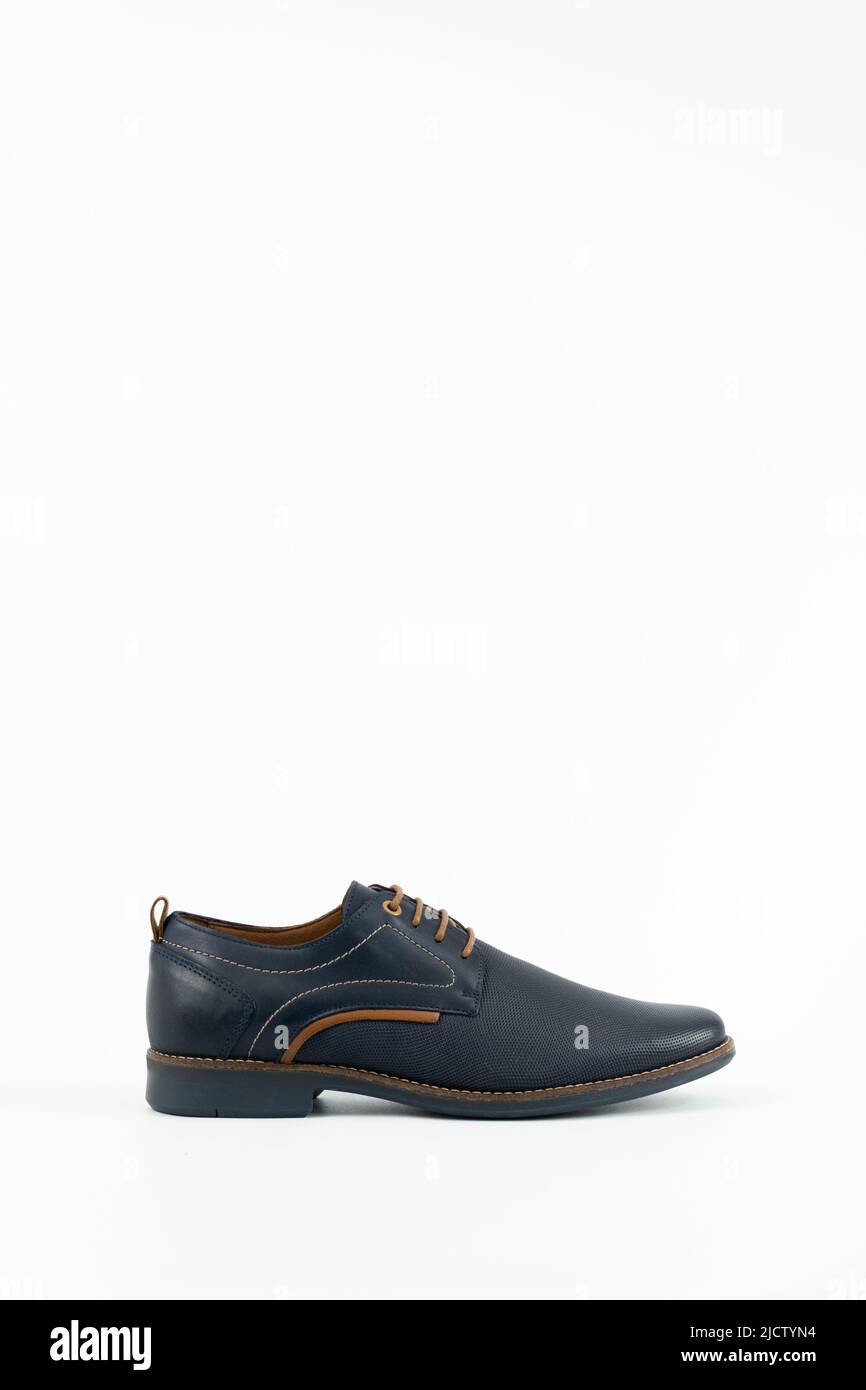 Männliche blaue klassische Schuhe isoliert auf dem weißen Hintergrund. Stockfoto