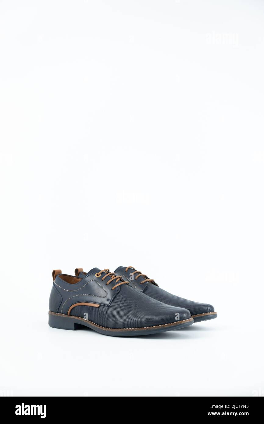 Paar männliche blaue klassische Schuhe isoliert auf dem weißen Hintergrund. Stockfoto