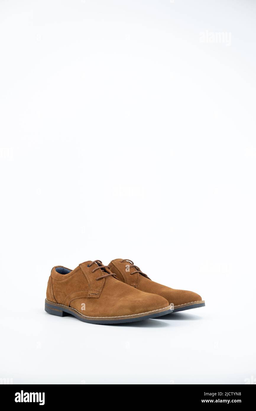 Paar männliche Kamel Wildleder klassischen Schuhe isoliert auf dem weißen Hintergrund. Stockfoto