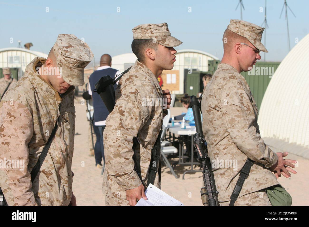 US-Marineinfanteristen mit 1. Bataillons, 8. Marine Regiment (1/8), 2D Marine Division, stehen Schlange, um Formulare auszufüllen, um den kleinen Pockenimpfstoff zu erhalten Stockfoto