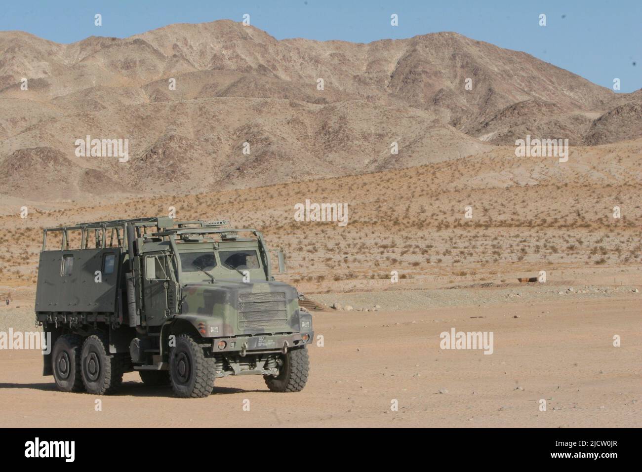 US-Marineinfanteristen mit 1. Bataillons, 8. Marine Regiment (1/8), 2D Marine Division (nicht abgebildet), stellen einen 7-Tonnen-LKW im Bereich 106 an Bord des Marine Corps A auf Stockfoto