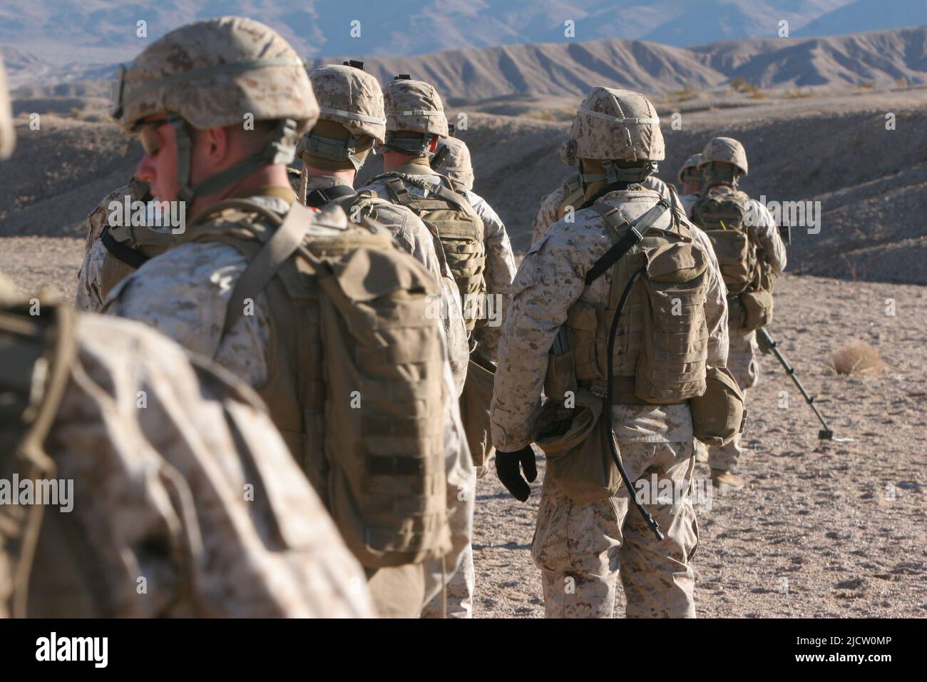 US-Marineinfanteristen mit 1. Bataillons, 8. Marine Regiment (1/8), 2D Marine Division, führen an Bord von Mar eine improvisierte, explosive Trainingsspur durch Stockfoto