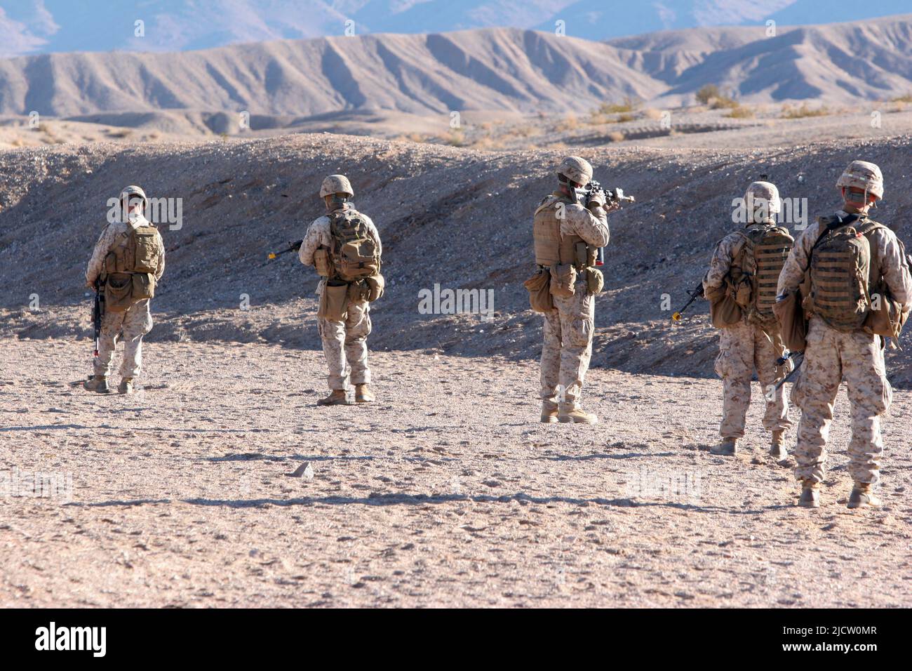 US-Marineinfanteristen mit 1. Bataillons, 8. Marine Regiment (1/8), 2D Marine Division, führen an Bord von Mar eine improvisierte, explosive Trainingsspur durch Stockfoto