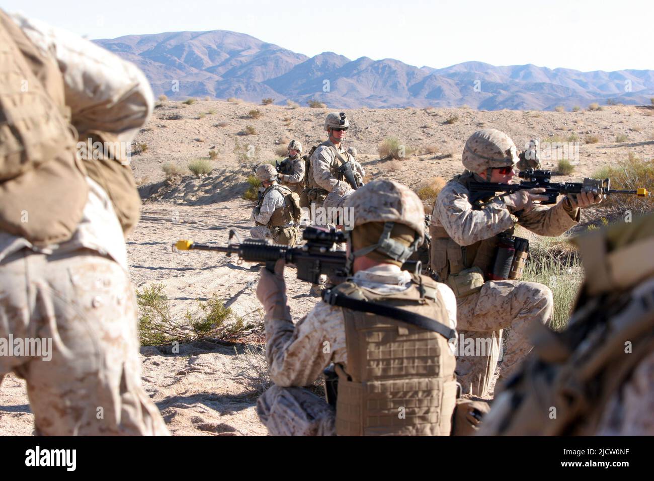 US-Marineinfanteristen mit 1. Bataillons, 8. Marine Regiment (1/8), 2D Marine Division, sorgen während eines improvisierten Sprengstoffes für Sicherheit ihrer Patrouille Stockfoto