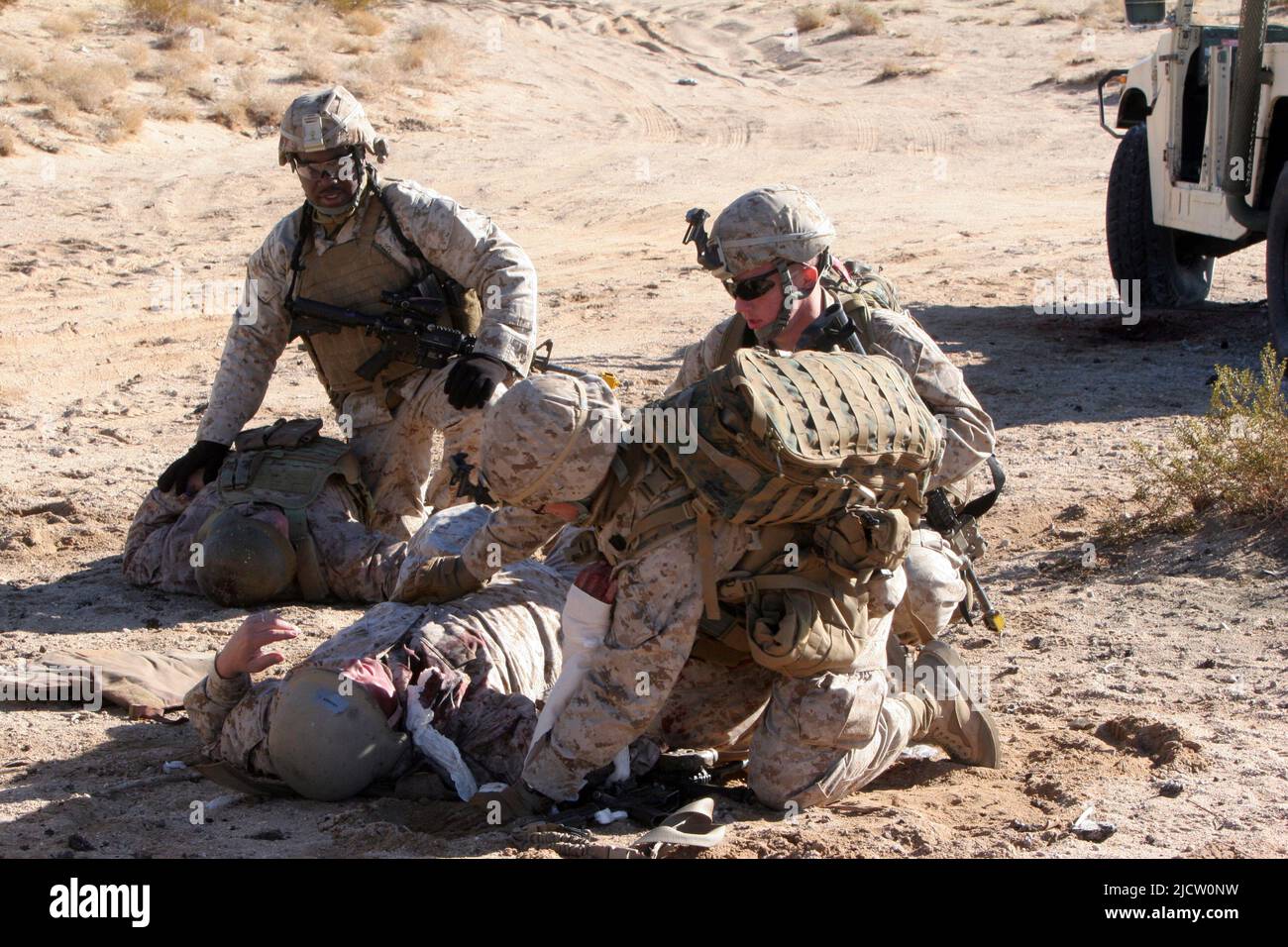 U.S. Marines with 1. Bataillon, 8. Marine Regiment (1/8), 2D Marine Division, kümmert sich um einen simulierten Unfall während eines improvisierten explosiven Trai Stockfoto