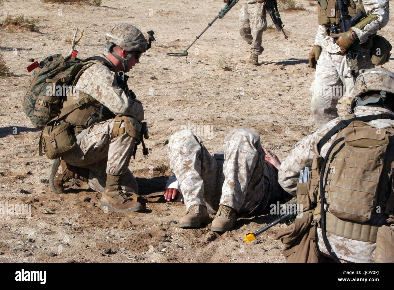 U.S. Marines with 1. Bataillon, 8. Marine Regiment (1/8), 2D Marine Division, kümmert sich um einen simulierten Unfall während eines improvisierten explosiven Trai Stockfoto