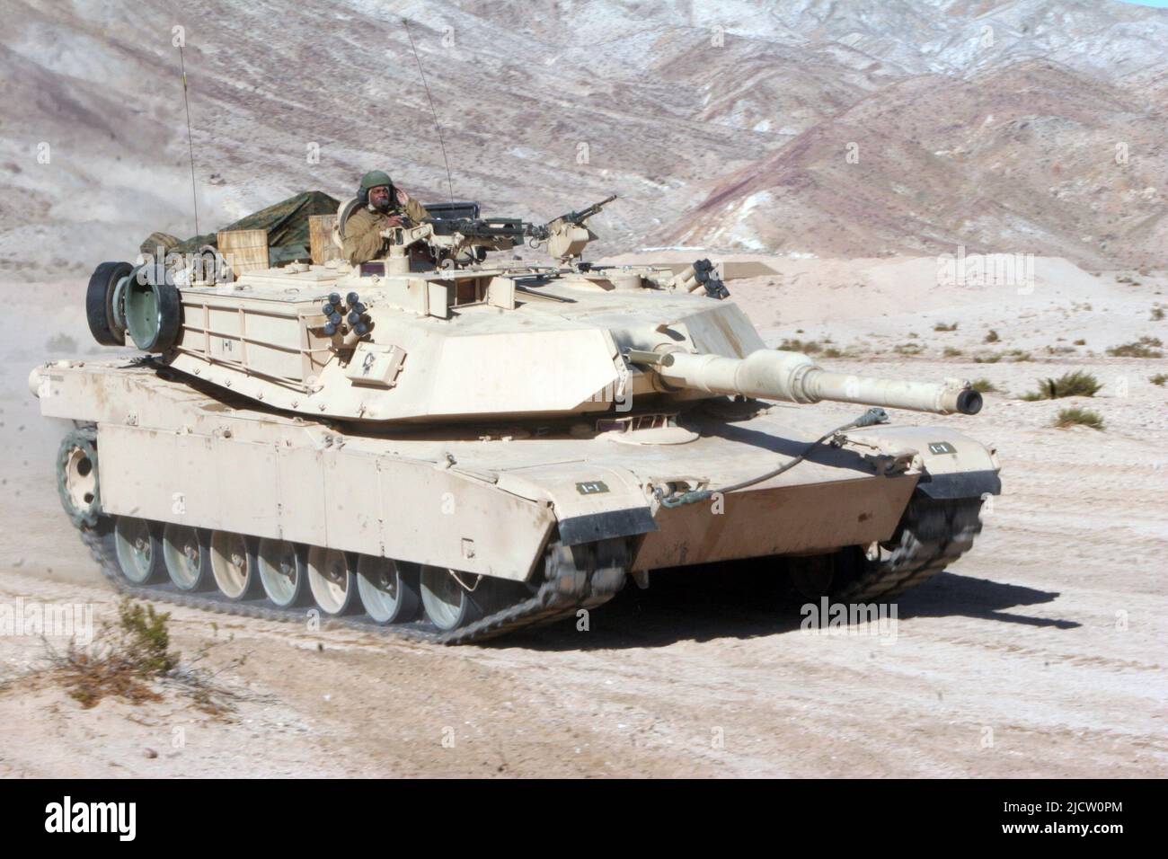 US-Marineinfanteristen mit 2D Panzerbataillons, die an 1. Bataillon, 8. Marine Regiment (1/8) und 2D Marine Division angeschlossen sind, fahren ihren M1A1 Abrams Tank in Richtung A t Stockfoto