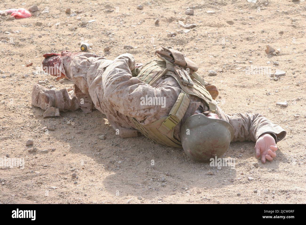 Ein ziviler Akteur fungiert als simulierter Verwundeter für US-Marineinfanteristen bei Headquarters & Service Company, 1. Bataillon, 8. Marine Regiment ( Stockfoto