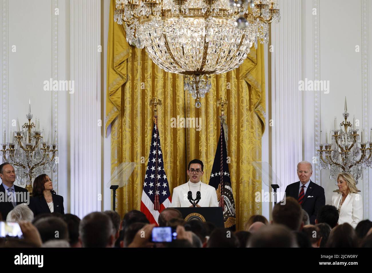 Washington, Usa. 15.. Juni 2022. Javier Gomez, ein Jugendaktivist, spricht am Mittwoch, den 15. Juni 2022, während einer Veranstaltung im „Pride Month“ im Ostsaal des Weißen Hauses in Washington, DC. Präsident Biden unterzeichnete während der Veranstaltung einen Executive Order zur Förderung der Gleichstellung von LGBTQI-Personen. Foto von Ting Shen/UPI Credit: UPI/Alamy Live News Stockfoto