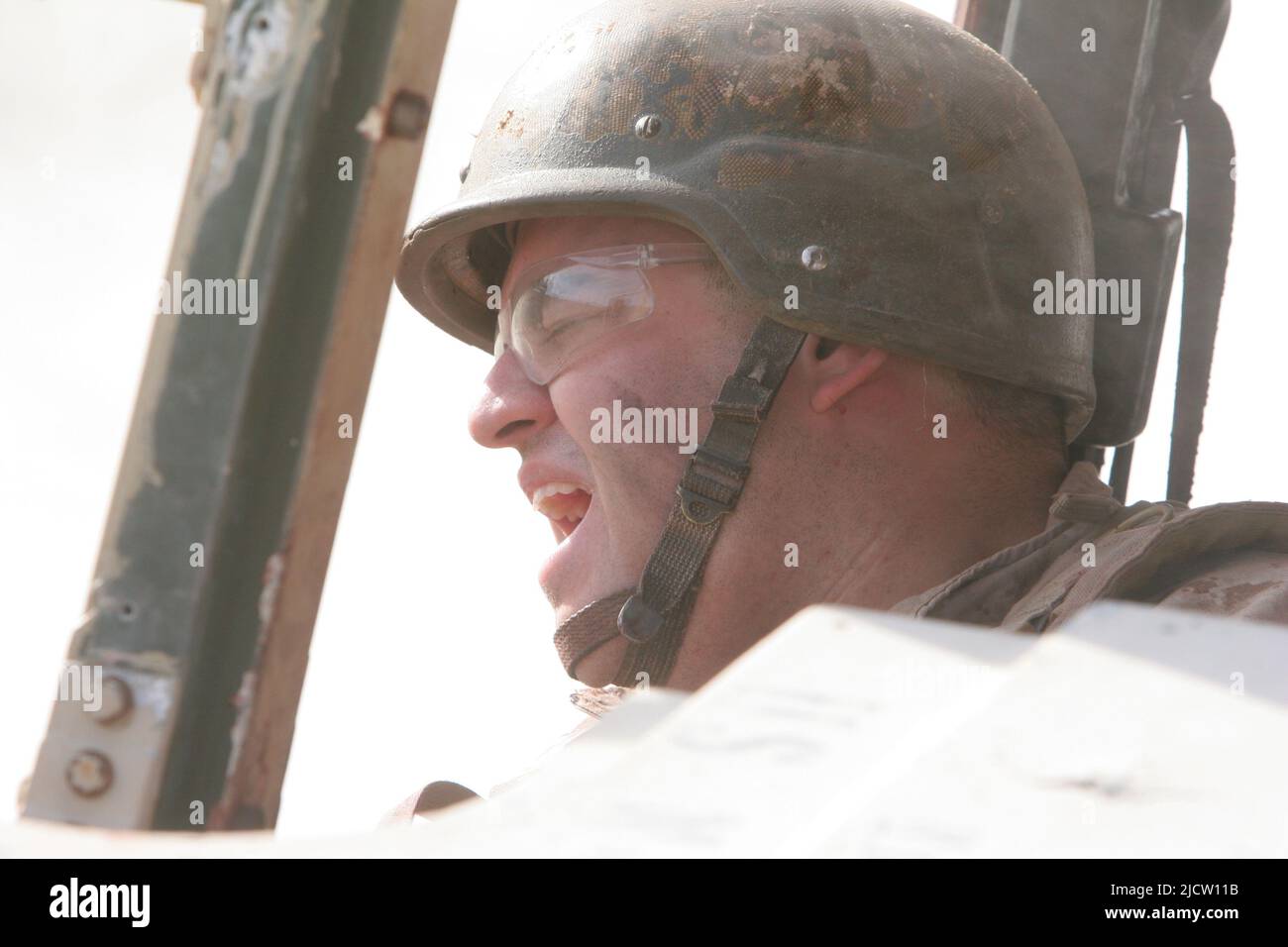 Ein ziviler Akteur fungiert als simulierter Verwundeter für US-Marineinfanteristen bei Headquarters & Service Company, 1. Bataillon, 8. Marine Regiment ( Stockfoto
