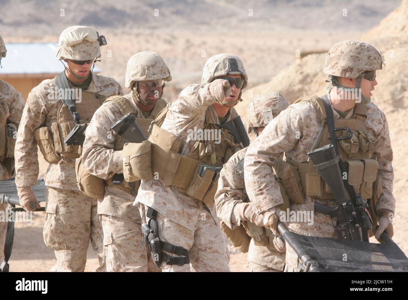 U.S. Marines with Headquarter & Service Company, 1. Bataillon, 8. Marine Regiment (1/8), 2D Marine Division, bewegen sich von der Demontage ihrer Veh Stockfoto