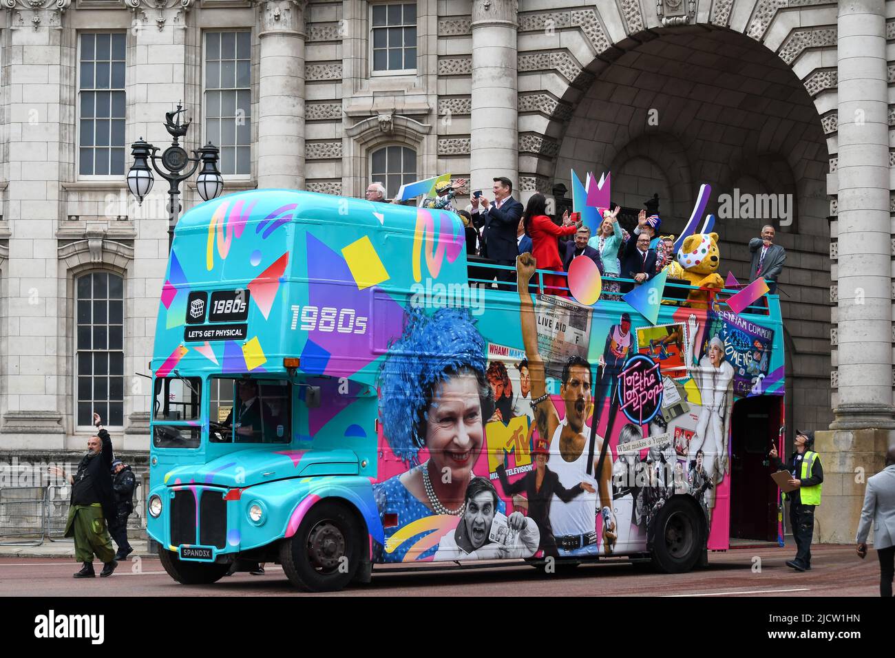 London, Großbritannien, 5.. Juni 2022, Platinum Jubilee Pageant Along the Mall. Von Westminister zum Buckingham Palace. Die Zeit unseres Lebens, Teil 2 des Pageant. Die jubelende Prozession zeigt die 70 Jahre der Herrschaft von Königin Elisabeth von 1952 bis 2022. 1980s in diesem Teil Andrew Lalchan Photography/Alamy Live News Stockfoto