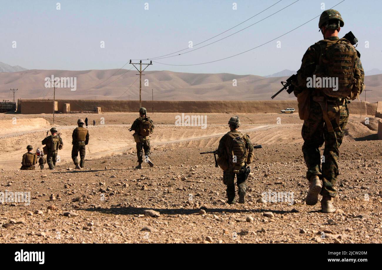 US-Marineinfanteristen mit Bravo Company, 1. Bataillon, 8. Marine Regiment (1/8), Regimental Combat Team 6, befinden sich auf einer Sicherheitssatrouille in Kajaki, Afghanistan F Stockfoto