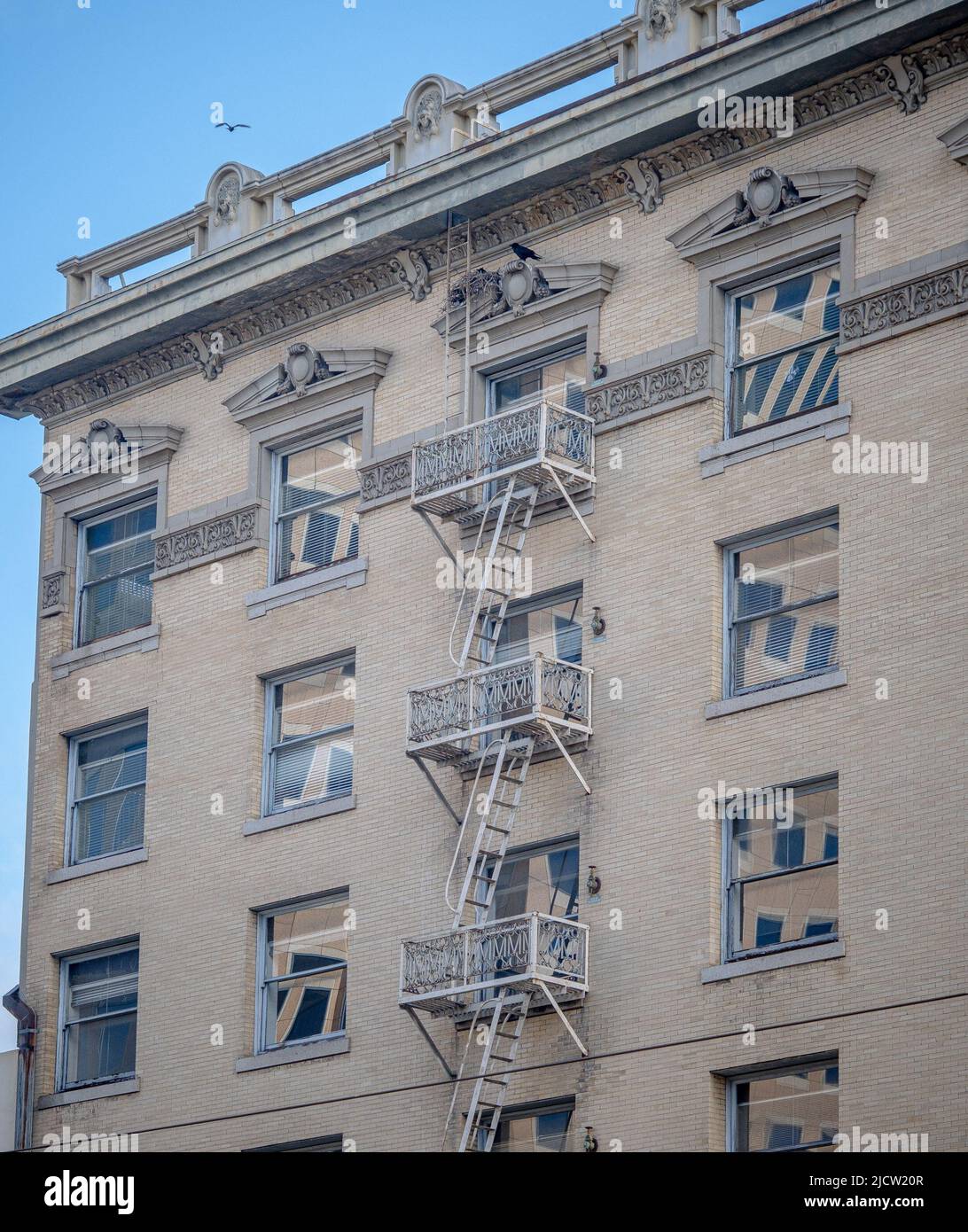 Brown Fire Escape auf Brown Stone Building Stockfoto