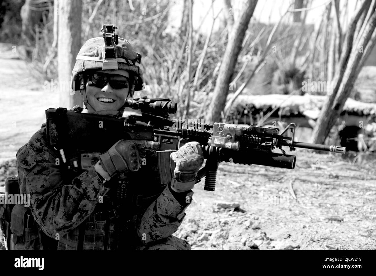 Eine US-Marine mit Bravo Company, 1. Bataillon, 8. Marine Regiment (1/8), Regimental Combat Team 6, ruht auf einer Sicherheitssatrouille in Kajaki, Afgh Stockfoto