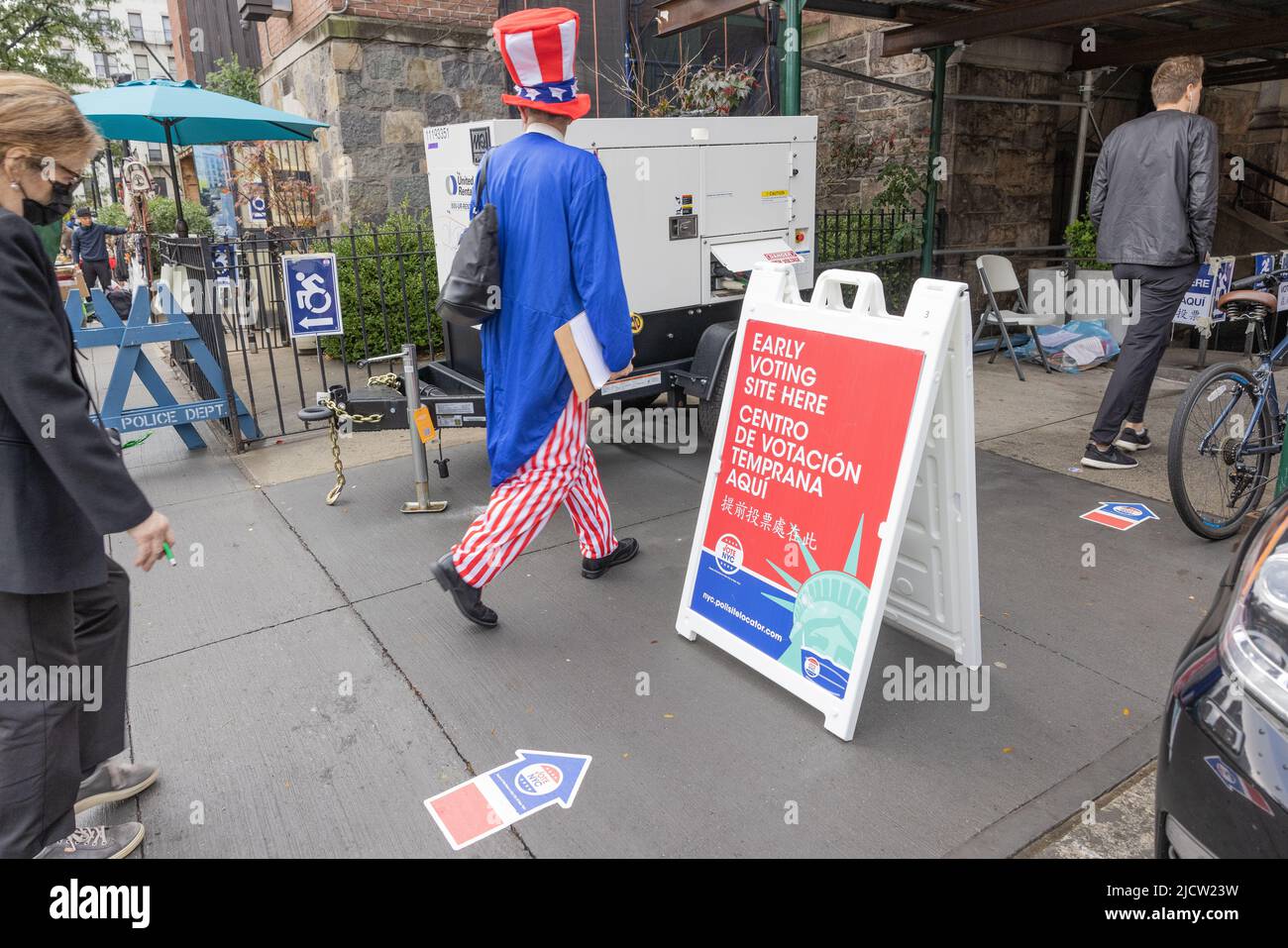 NEW YORK, N.Y. -- 31. Oktober 2021: Ein kostümierter Wahlhelfer, Middle, nähert sich einem frühen Wahlort in Manhattan. Stockfoto