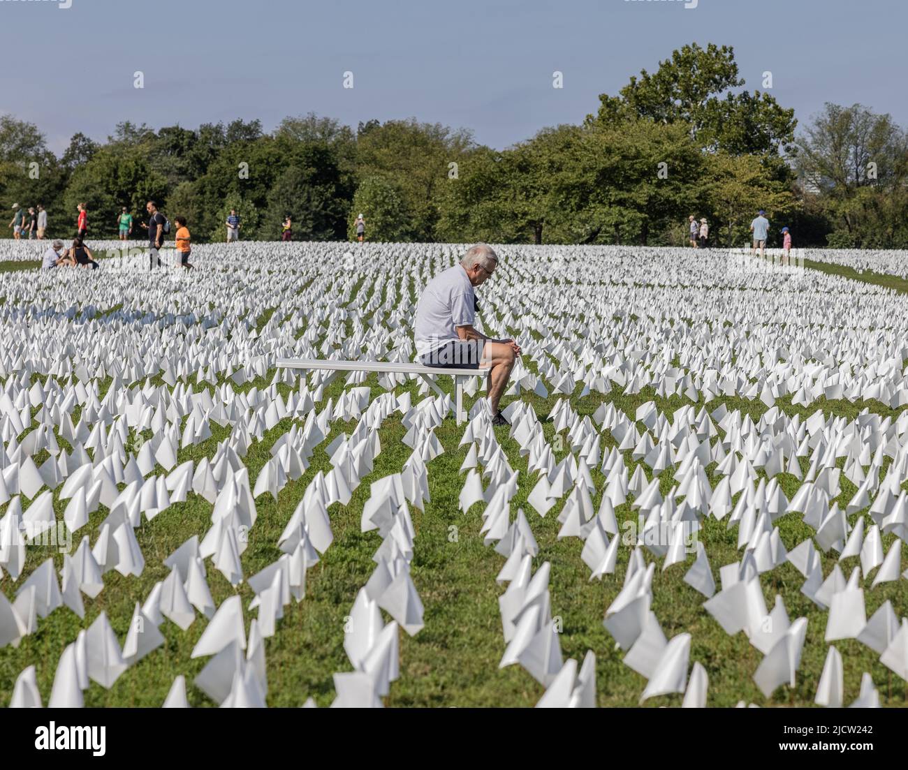 WASHINGTON, D.C., 19. September 2021: Menschen besuchen „in America: Remember“, eine Installation von Suzanne Brennan Firstenberg zu Ehren der Opfer von Covid-19. Stockfoto