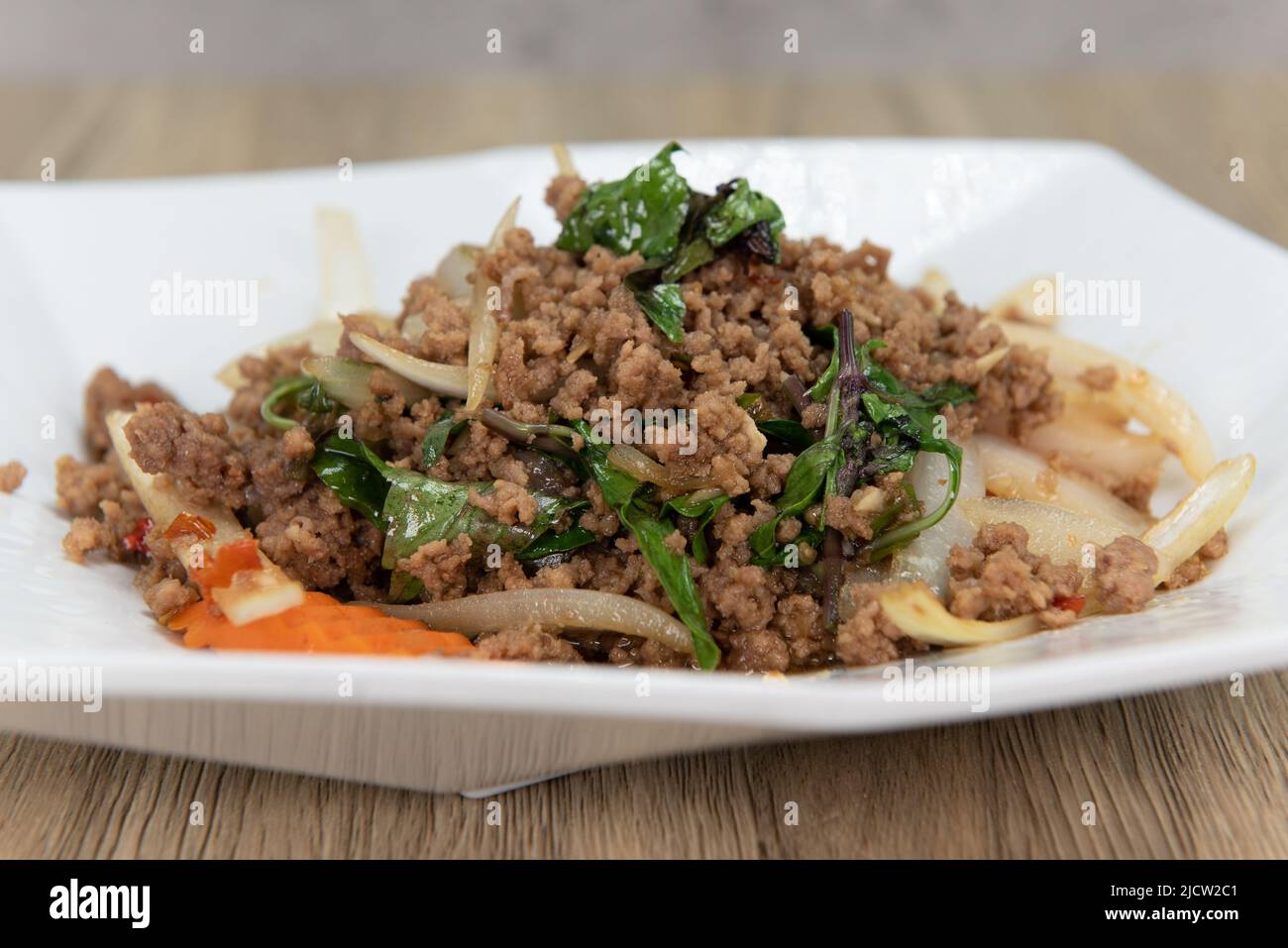 Leckere Minzblätter unter Rühren braten mit dekorativer Garnierung auf einem Teller serviert und fertig zum Essen. Stockfoto