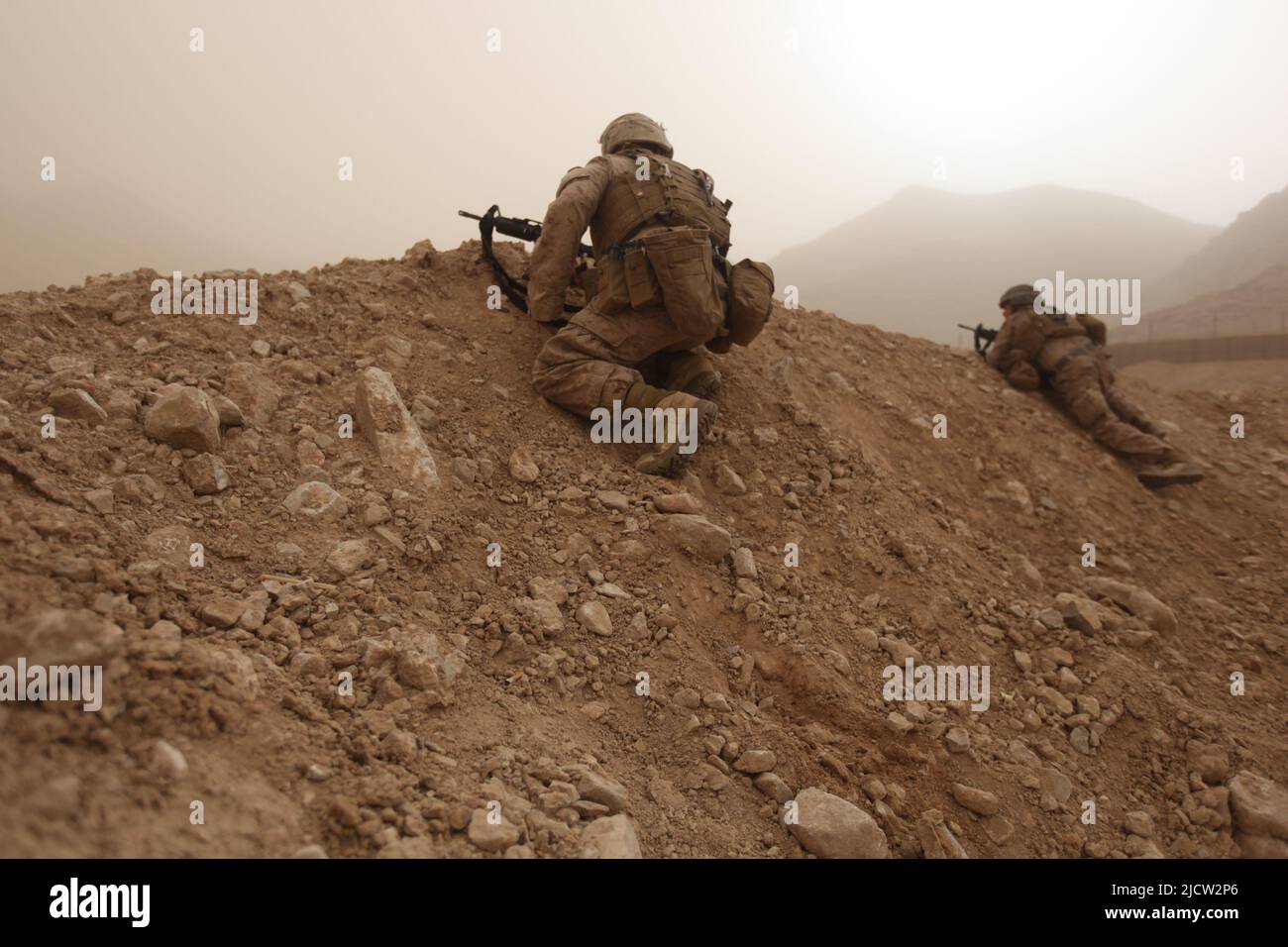 US-Marineinfanteristen mit 1. Bataillons und 8. Marine-Regiment feuern aus bedeckten Positionen feindlicher Maschinengewehre, Kajaki, Afghanistan. Stockfoto
