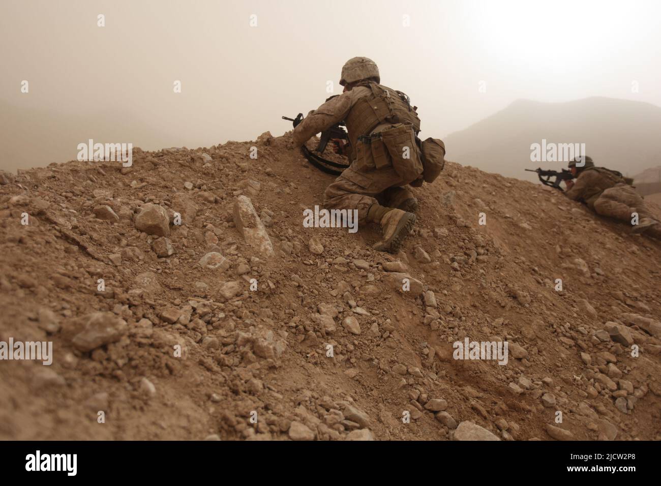 US-Marineinfanteristen mit 1. Bataillons und 8. Marine-Regiment feuern aus bedeckten Positionen feindlicher Maschinengewehre, Kajaki, Afghanistan. Stockfoto