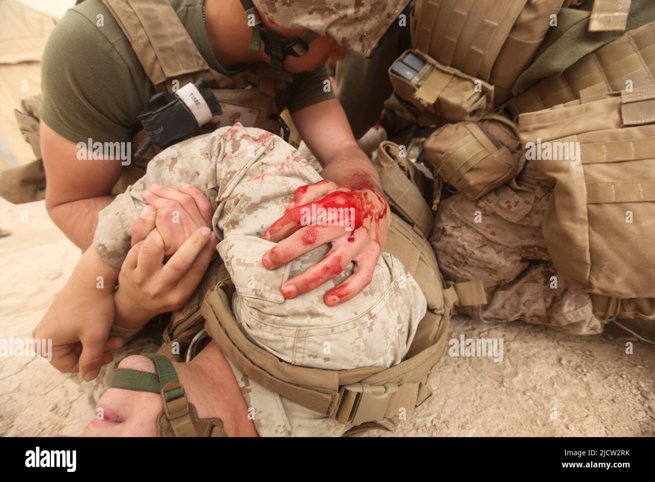 US-Marineinfanteristen und Marinesoldaten leisten erste Hilfe für eine Waffe, die Marine während eines Feuergefechtes in Kajaki, Afghanistan, verletzt hat. Stockfoto