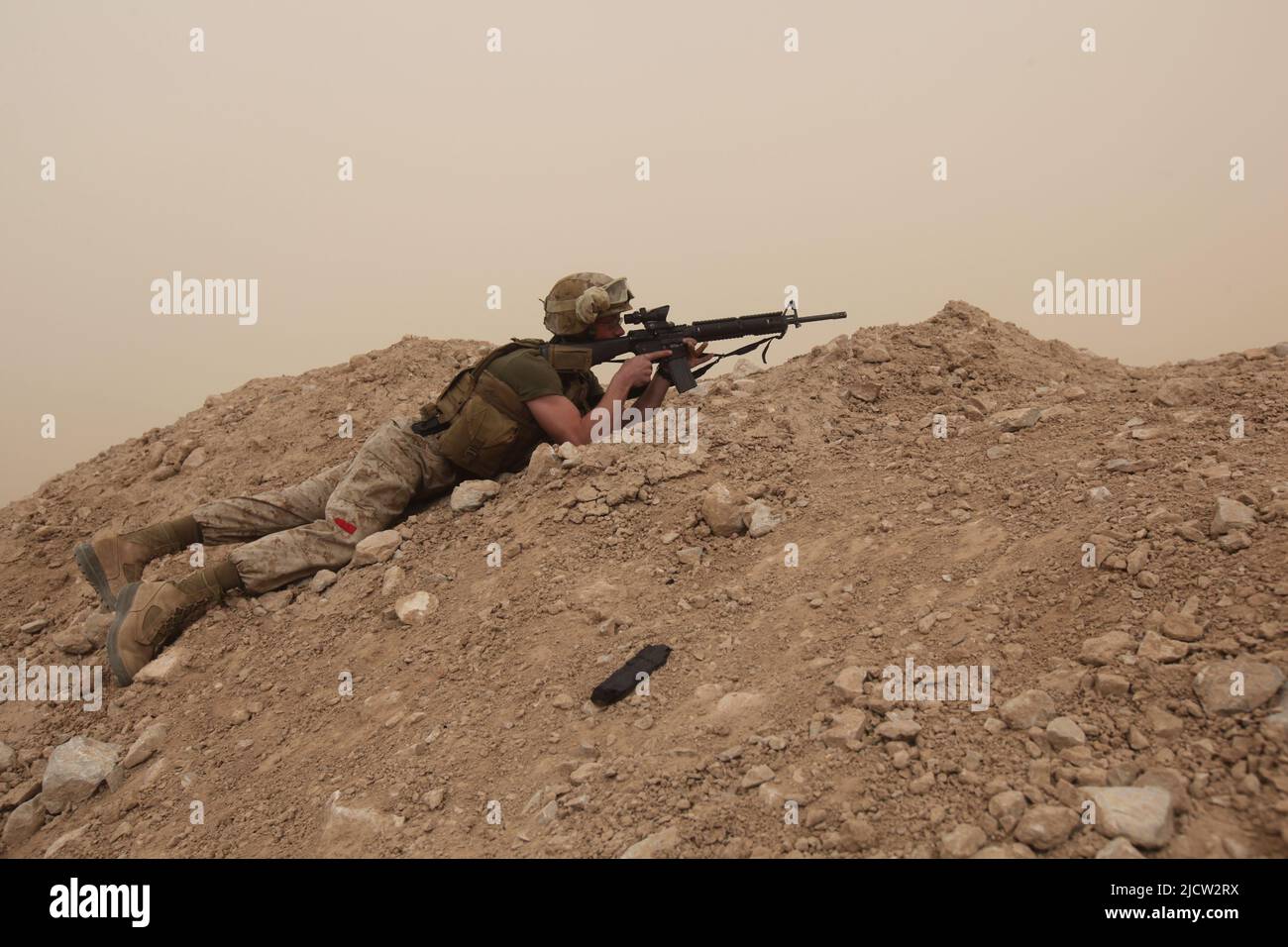 US-Marineinfanteristen mit 1. Bataillons und 8. Marine-Regiment feuern aus bedeckten Positionen feindlicher Maschinengewehre, Kajaki, Afghanistan. Stockfoto