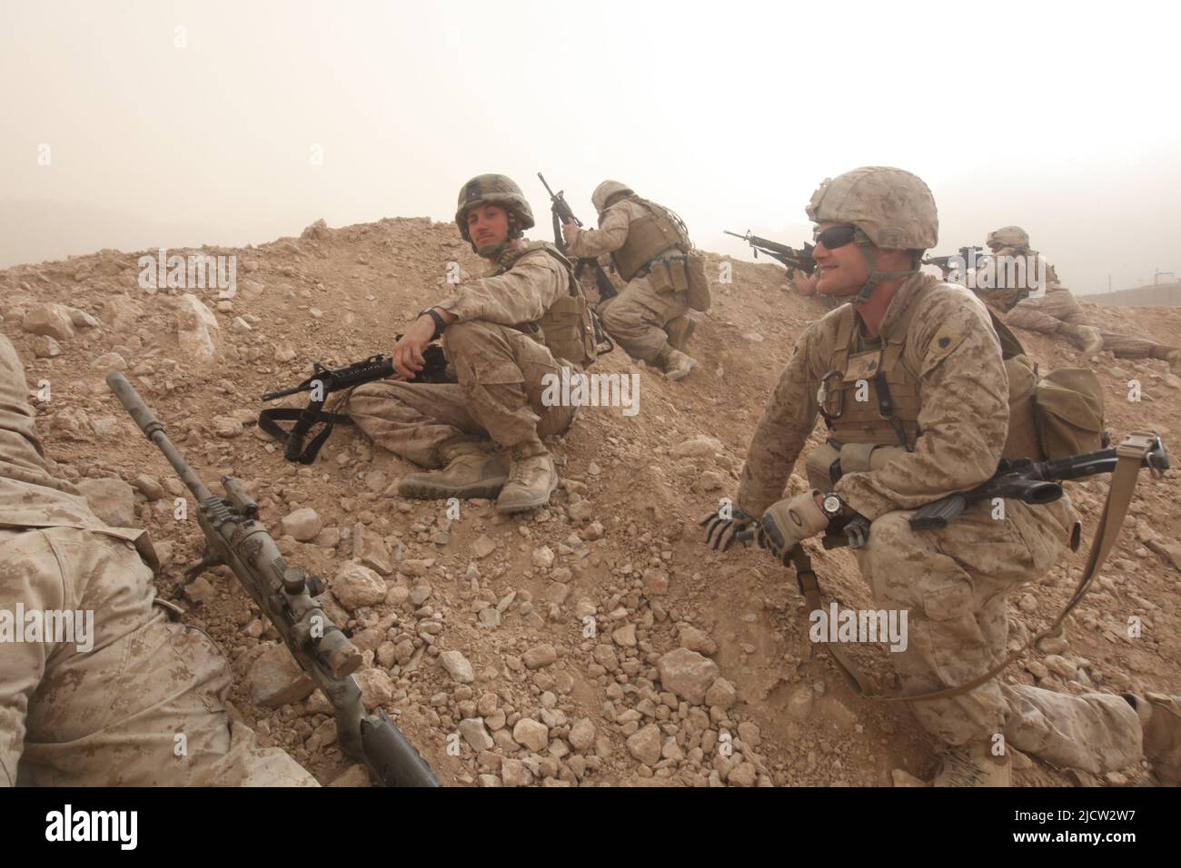 US-Marineinfanteristen mit 1. Bataillons und 8. Marine-Regiment feuern aus bedeckten Positionen feindlicher Maschinengewehre, Kajaki, Afghanistan. Stockfoto