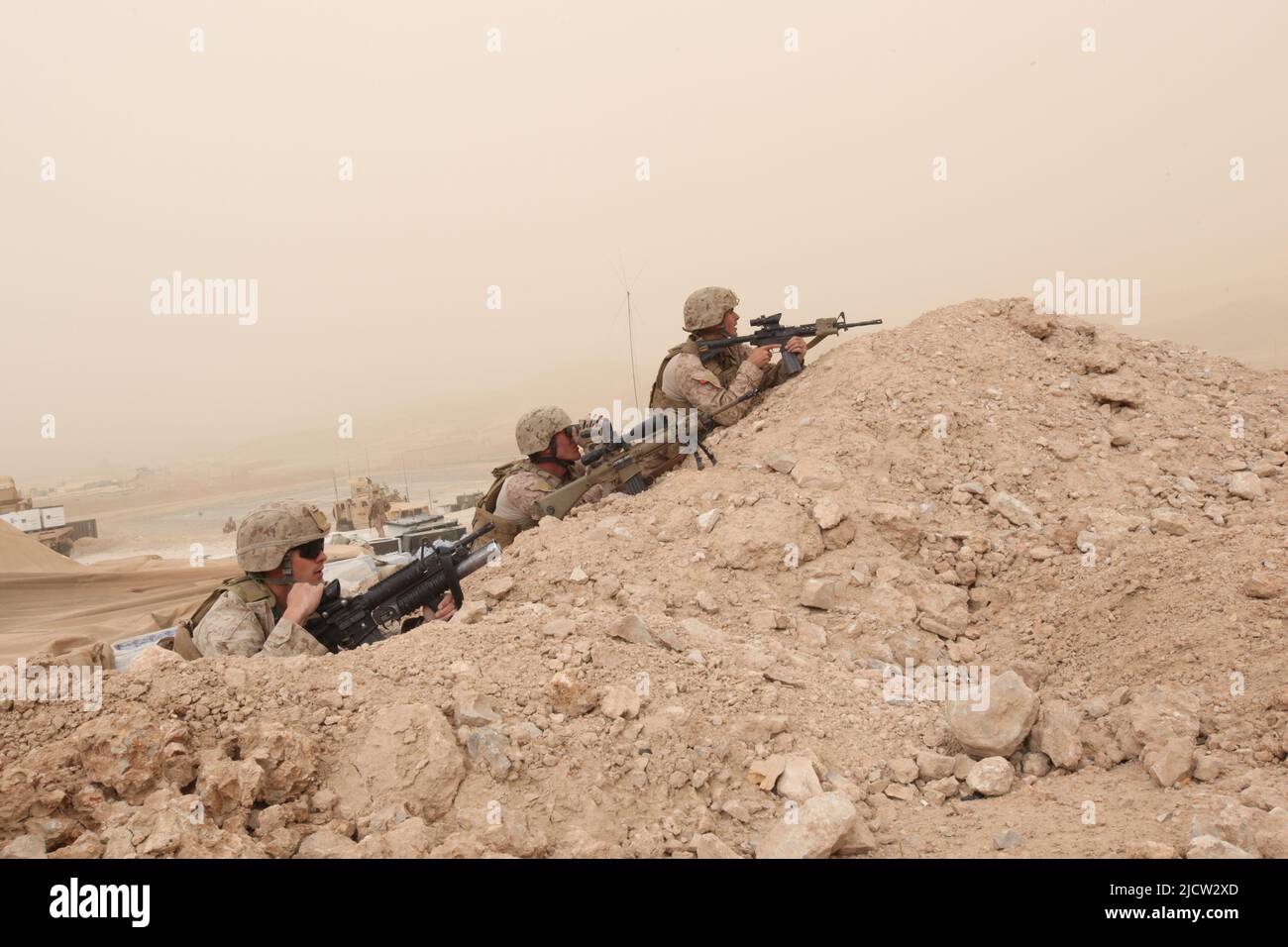 US-Marineinfanteristen mit 1. Bataillons und 8. Marine-Regiment feuern aus bedeckten Positionen feindlicher Maschinengewehre, Kajaki, Afghanistan. Stockfoto