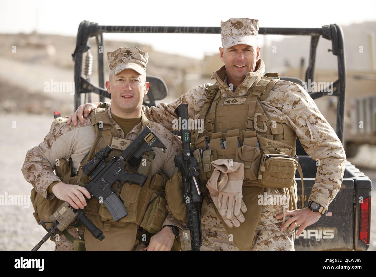 US Marine LT. Col. Kevin C. Trimble (links), Bataillonskommandeur des Bataillons 1., Marine Regiment 8., posiert für ein Foto mit Col. John R. Shaffer, Stockfoto